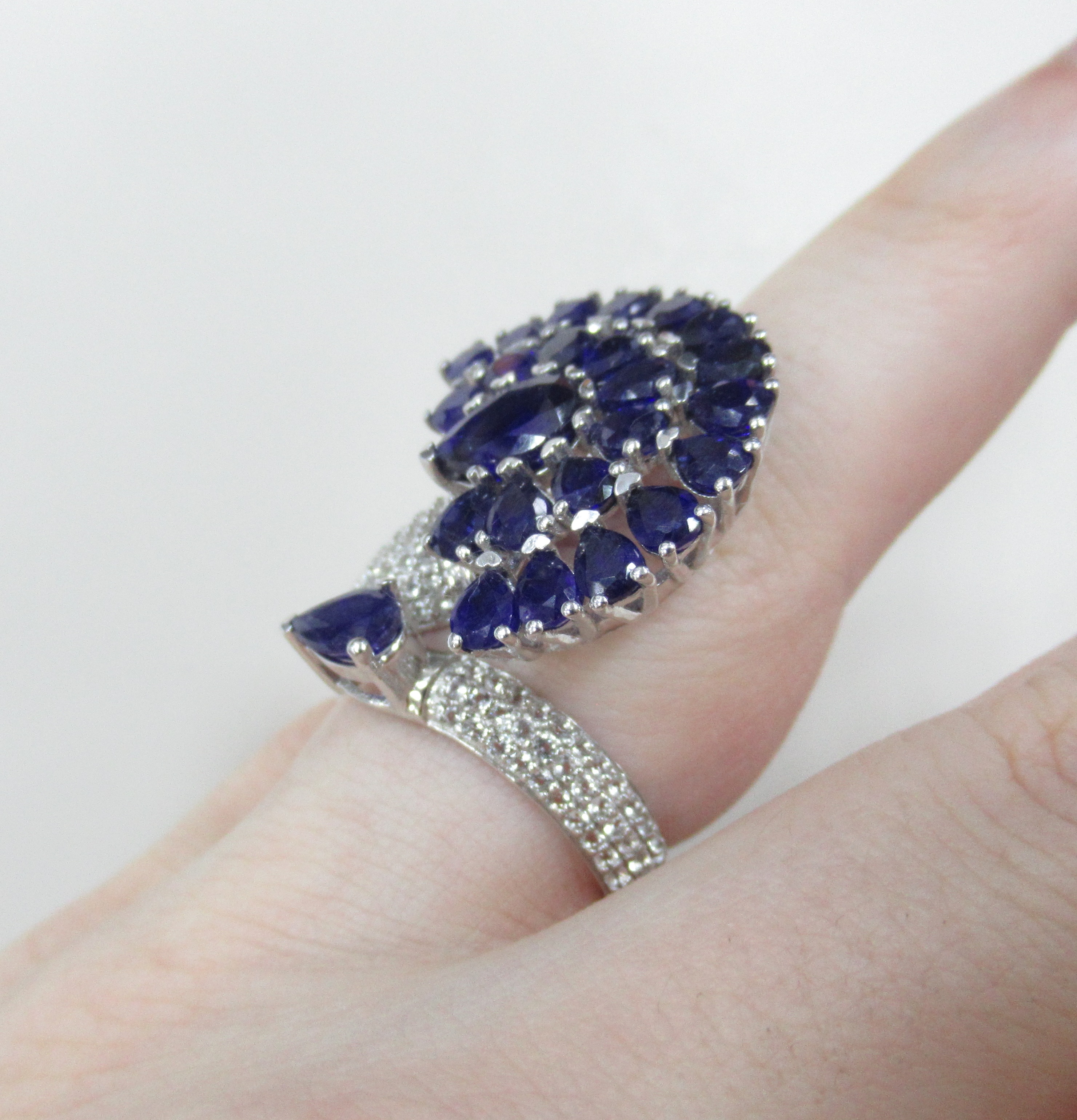 Серебряное незамкнутое кольцо с сапфирами